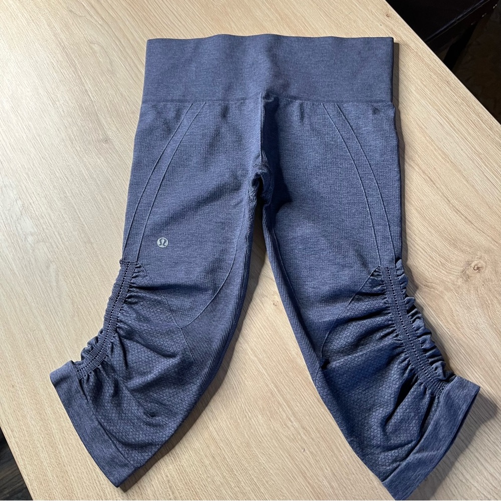 Lululemon In The Flow Crop II
Heathered Inkwell Used condition Sz 6